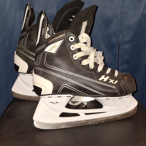 Vic Other - Black and White Hockey Skates